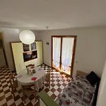 Cozy Retreat With Garden And Pool Apartmán *