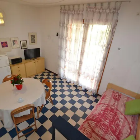 Cozy Retreat With Garden And Pool דירה ביביונה