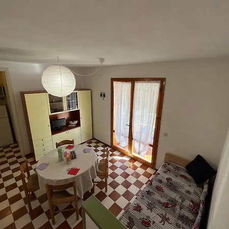 Cozy Retreat With Garden And Pool Apartment *
